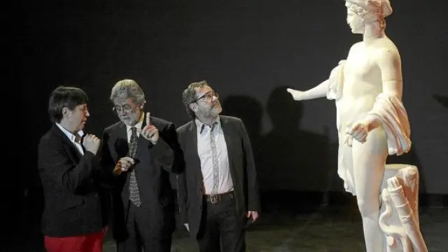 La comisaria Paloma Cabrera, con Miguel Beltrán y Juanjo Vázquez, ante una figura de Apolo.