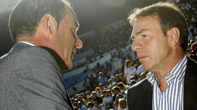 Abel (derecha) saluda a Víctor Fernández antes del 3-0 que le costó la destitución en el Levante