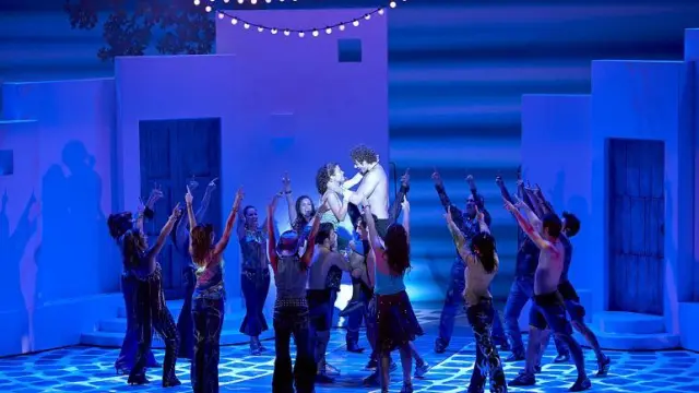 Los protagonistas y el ballet del musical 'Mamma mia!', en uno d elos momentos clave del espectáculo, que hoy se estrena en Zaragoza.