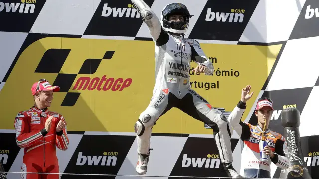 El piloto español Jorge Lorenzo de Yamaha (c) celebra su victoria en Moto GP