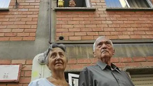 Serafín Ordóñez y su mujer, Marina, y Ángela Falcón (desde el balcón)