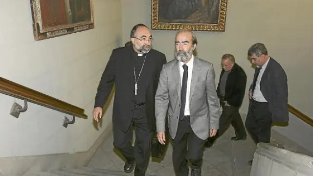 El obispo, Jesús Sanz, y el alcalde, Fernando Elboj, en primer término ayer en el Ayuntamiento