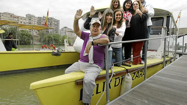 Miguel Ángel Tirado posa en la embarcación con buena parte de su particular tripulación.