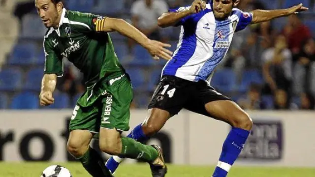 Joaquín Sorribas, centrocampista del Huesca, avanza con el balón en el partido de ayer
