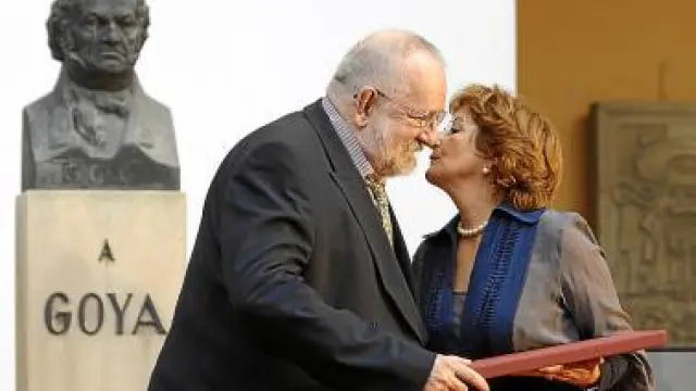 Darío Villalba, ayer, cuando recibía el Premio Aragón Goya.