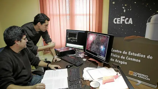 Sebastián Sánchez y Javier Cenarro. Ambos analizan datos obtenidos en Javalambre.