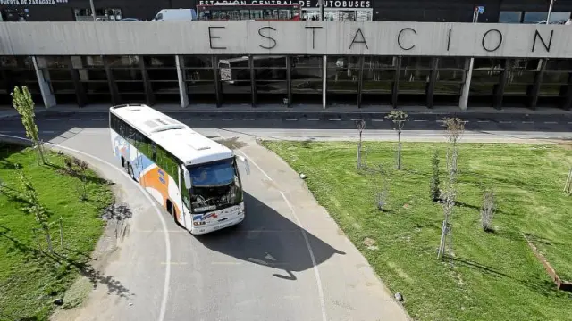 Un autobús de La Oscense sale de la estación intermodal de Delicias, el pasado viernes.