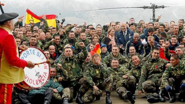 Los internacionales visitaron ayer a las tropas españolas en Bosnia junto a la ministra Chacón.