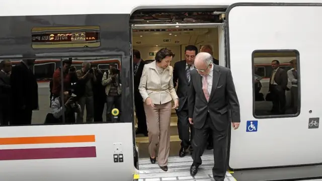 Los secretarios de Estado Concepción Gutiérrez y Víctor Morlán con el consejero Alfonso Vicente, en uno de los nuevos trenes 599.