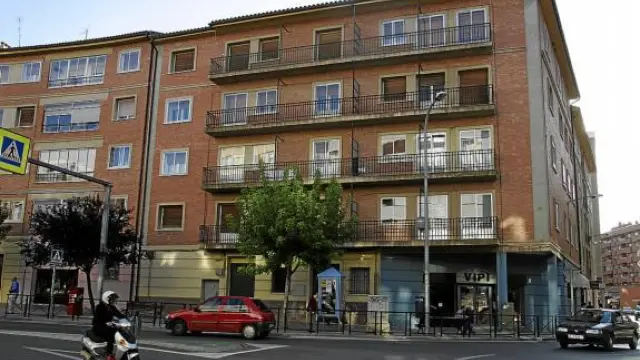 Los pisos de la DPT se ubican en una finca situada en la esquina de las avenidas de Sagunto y Aragón.