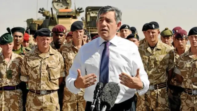 Gordon Brown se dirige a varios militares británicos en Afganistán, en una visita el pasado agosto