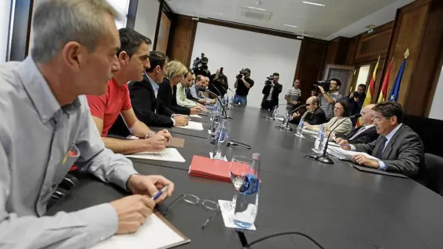 Representantes sindicales de Figueruelas recibieron ayer de los responsables del Gobierno central y la DGA el último plan de Magna.