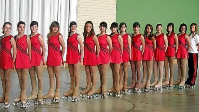 Formación de un grupo de patinadoras, antes del inicio de una competición