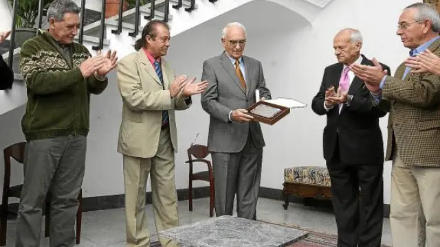 Santiago Ramón y Cajal Junquera,  con la placa recibida ayer en Ayerbe
