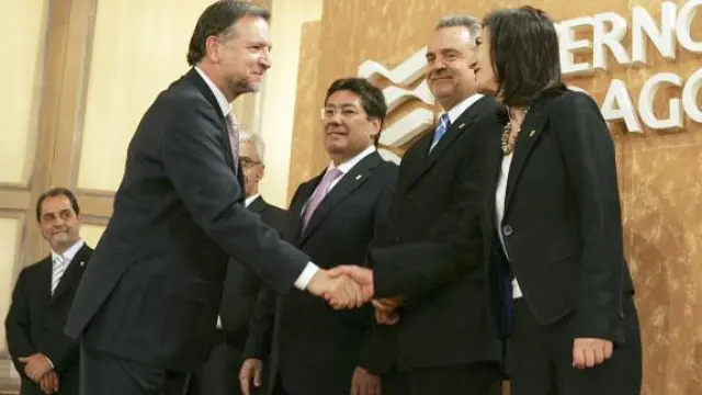 Iglesias saluda a los consejeros durante su toma de posesión en 2007.