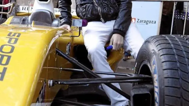 El piloto de Fórmula 1 Jaime Alguersuari, ayer en la plaza Santa Engracia de Zaragoza.