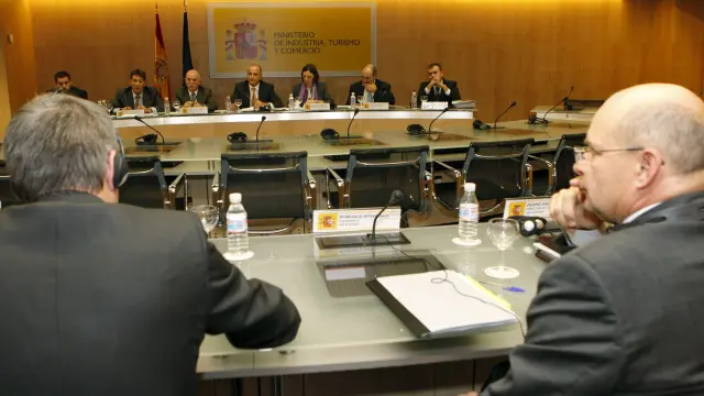 El presidente de General Motors España, Romuald Ritwinski (dcha), durante la reunión entre sindicatos y representantes de Magna, con la participación de miembros del Gobierno de Aragón y presidida por el ministro de Industria, Miguel Sebastián