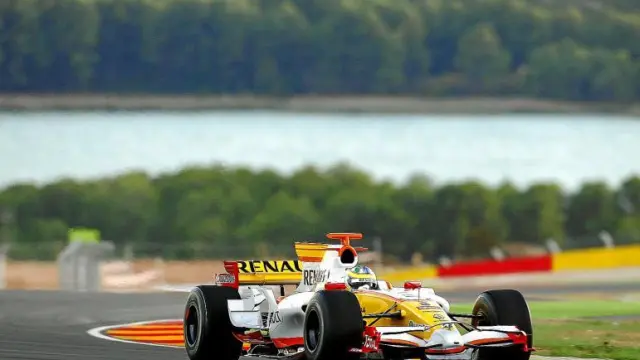 Lucas di Grassi, tercer piloto de Renault, rueda por la pista de Alcañiz con un monoplaza de Fórmula 1, en la jornada de ayer.