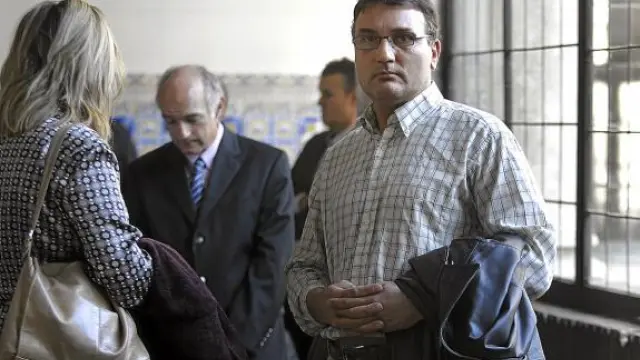 La pareja procesada, minutos antes de celebrarse ayer el juicio en la Audiencia de Zaragoza.