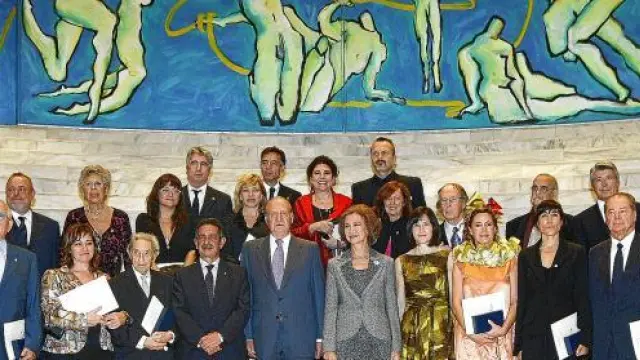 Los veinticinco galardonados, ayer, con los Reyes y el presidente de Cantabria, durante la ceremonia de entrega que tuvo lugar en el Palacio de Festivales de Santander.