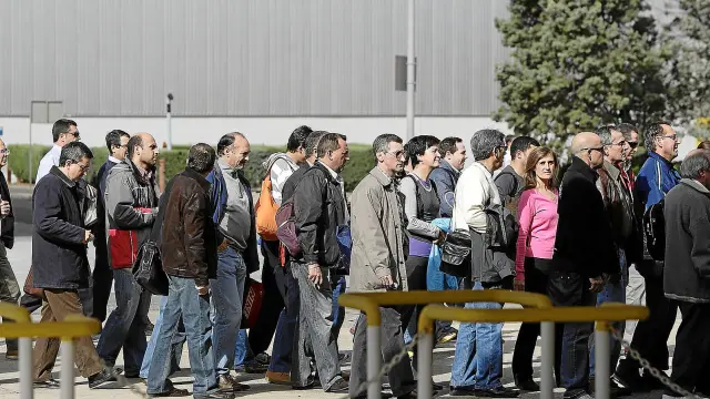 Imagen del pasado viernes del cambio de turno de los trabajadores de la planta de General Motors en Figueruelas