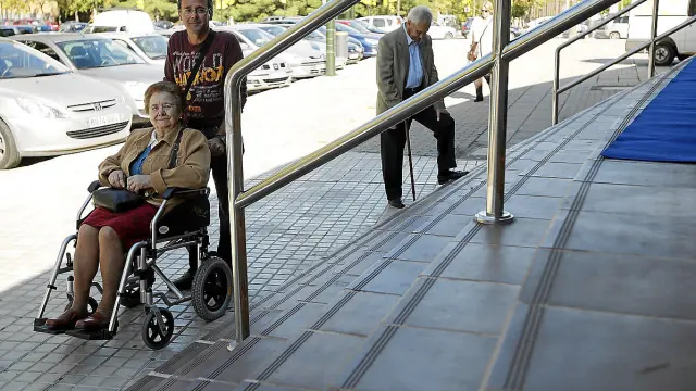 Manuel Izaguerri, con su madre, Gloria, frente a las escaleras del pabellón. Detrás, su padre