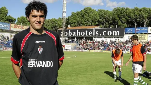 Carmelo, en una imagen capturada el pasado curso en El Alcoraz cuando defendía la camiseta del Éibar.