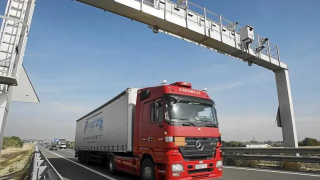 Un camión cruzaba esta semana bajo uno de los radares fijos instalados en un pórtico de la Z-40 de Zaragoza.