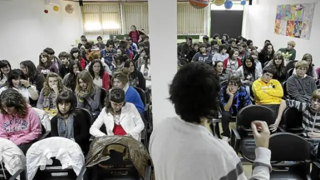 Coloquio sobre la película 'La clase' en el salón de actos del instituto Benjamín Jarnés de Fuentes.