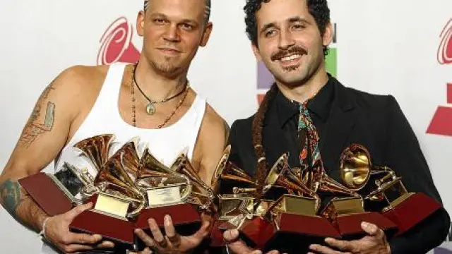 El dúo puertorriqueño Calle 13 con todos los Grammys que ganaron ayer.