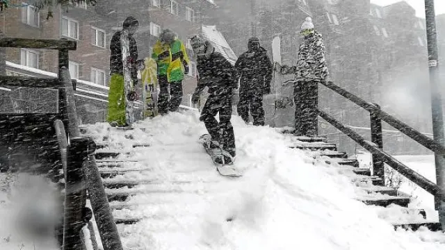 Algunos aficionados, como estos en Astún, disfrutaban ya ayer de la nieve