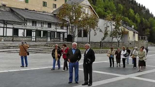Algunos turistas pasean por el complejo al día siguiente de su cierre el pasado 20 de septiembre.