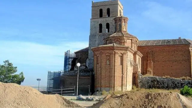 El andamiaje y el acopio de materiales ya están listos en el entorno de la iglesia de San Lorenzo.