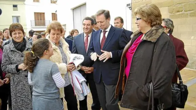 El presidente aragonés, Marcelino Iglesias, durante su visita ayer a Albalate de Cinca.