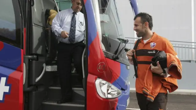 Toni Doblas se dispone a subir al autocar del Huesca. Destino, Huelva.