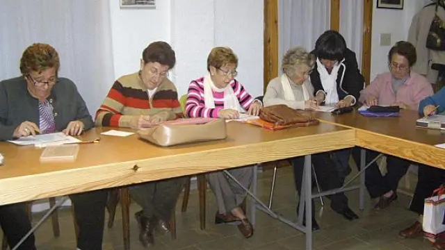 Un grupo de mujeres paticipa en uno de los talleres.