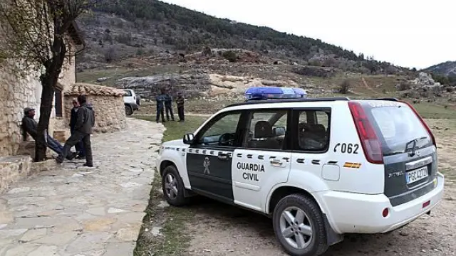 La Guardia Civil acudió ayer a la ganadería donde ocurrieron los hechos.