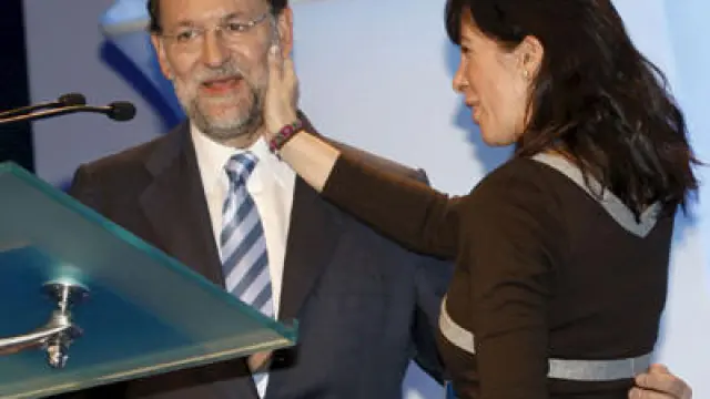 Alicia Sánchez-Camacho, presidenta del PPC, saluda a Rajoy