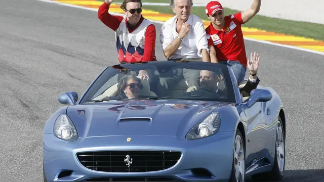 Los pilotos Alonso y Massa, con el presidente de Ferrari Luca Cordero di Montezemolo junto a Francisco Camps y Rita Barberá, ayer domingo, en el circuito valenciano de Cheste.