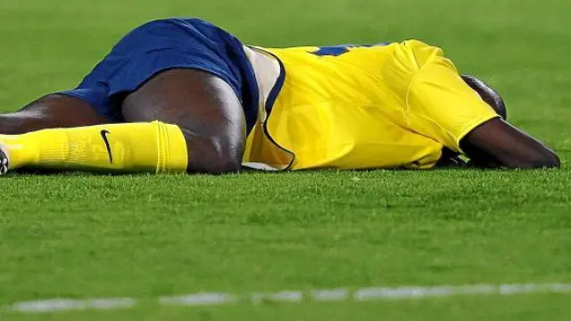 El barcelonista Yaya Touré, tendido sobre el césped durante un partido