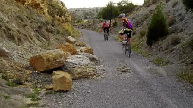 Rocas desprendidas en el tramo de La Puebla de Valverde.