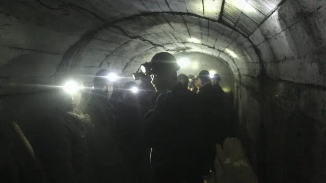 Un equipo de rescate busca los mineros sepultados por la explosión de gas en China.