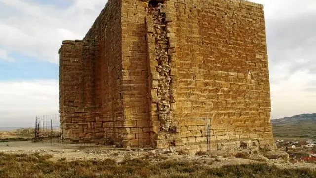 El castillo de Castejón de Monegros lleva un año vallado por riesgo de desplome.