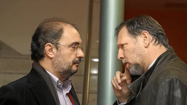 El secretario del PSOE-Zaragoza, Javier Lambán (izquierda), con Iglesias, ayer, en la sede del PSOE.