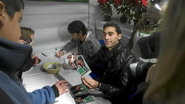 Ángel Lafita y Álvaro Arbeloa, durante la firma de autógrafos realizada ayer en el Mercadillo Navideño.