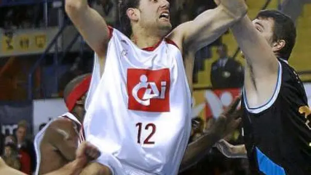 Oliver Arteaga con la camiseta del CAI en la ACB