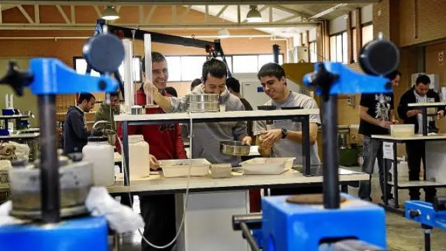 Un grupo de alumnos trabaja en un laboratorio de la Eupla