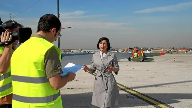 Miguel Lobera y Maite Puntes durante la grabación en el aeródromo de Cuatro Vientos