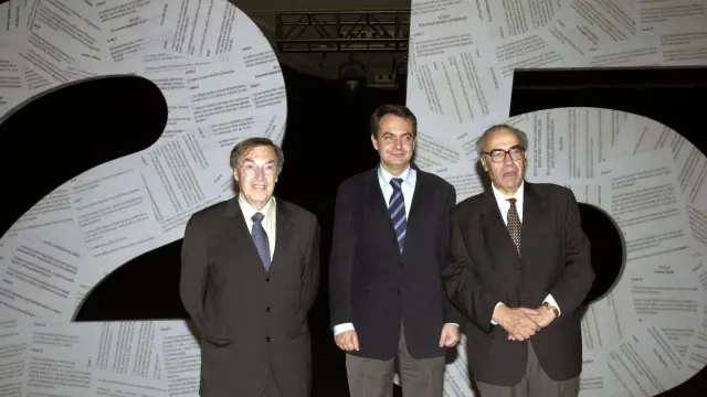 Zapatero junto a Peces Barba y Solé Tura (izquierda) durante el XXV aniversario de la Constitución (2003)