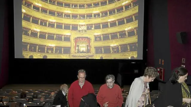 Varios de los asistentes durante una pausa en el pase de ópera en la sala de Cinesa Grancasa.